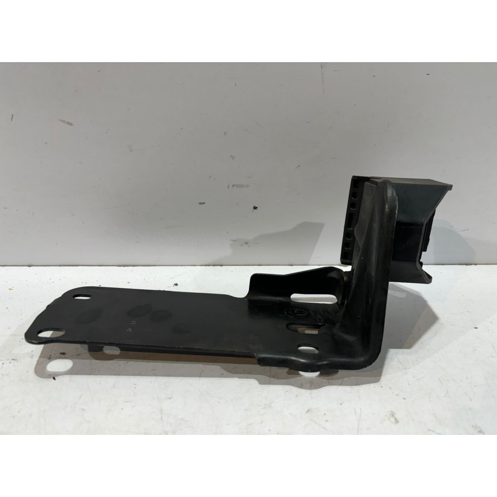 BMW E87 E90 Upevnenie chladiča Pravé - 16089