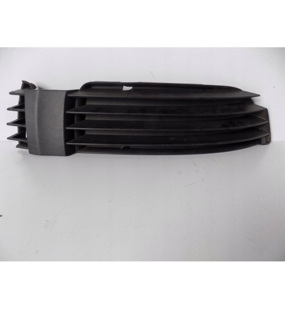 VW Passat B5 - Pravá mriežka nárazníka - 2973