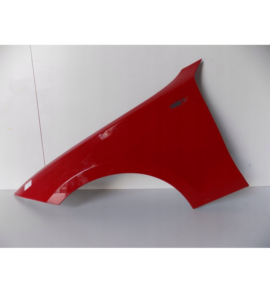 BMW 1 E87 E88 ĽAVÉ BLATNÍK (A75 červená) - 0611